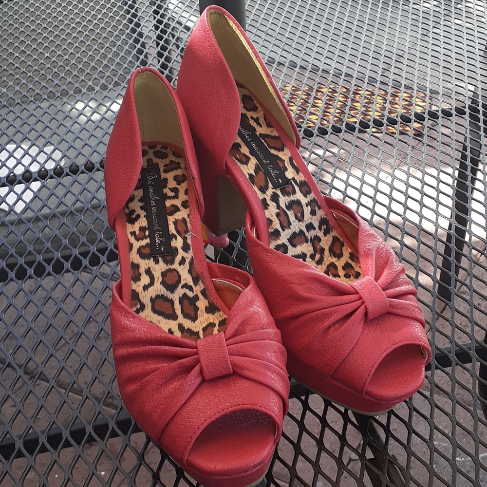 B.A.I.T Women's Size 9 Red Peep toe Pumps